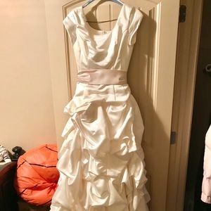 Gorgeous, elegant, modest wedding 👰 gown.